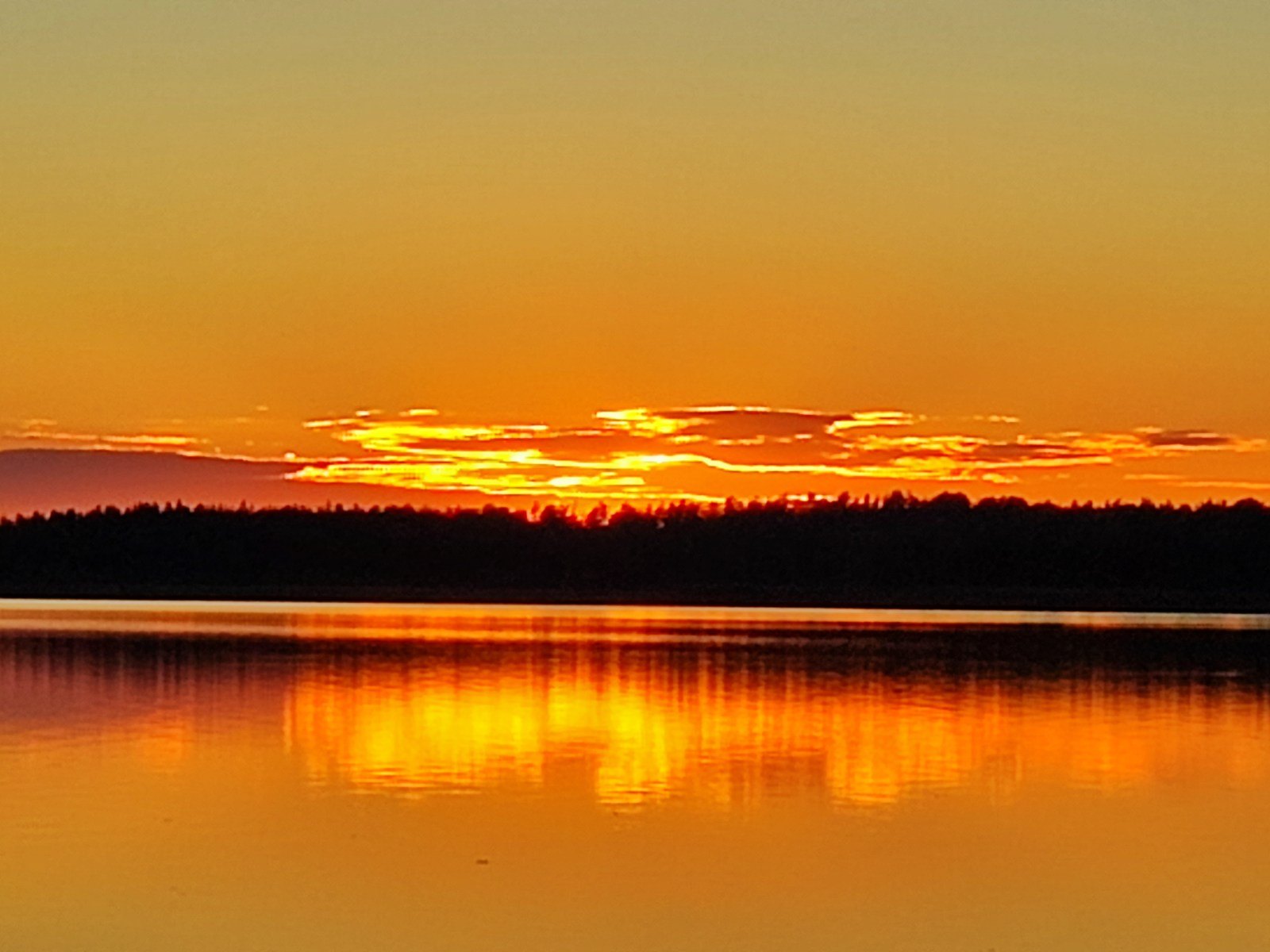Kvällsljus över sjön