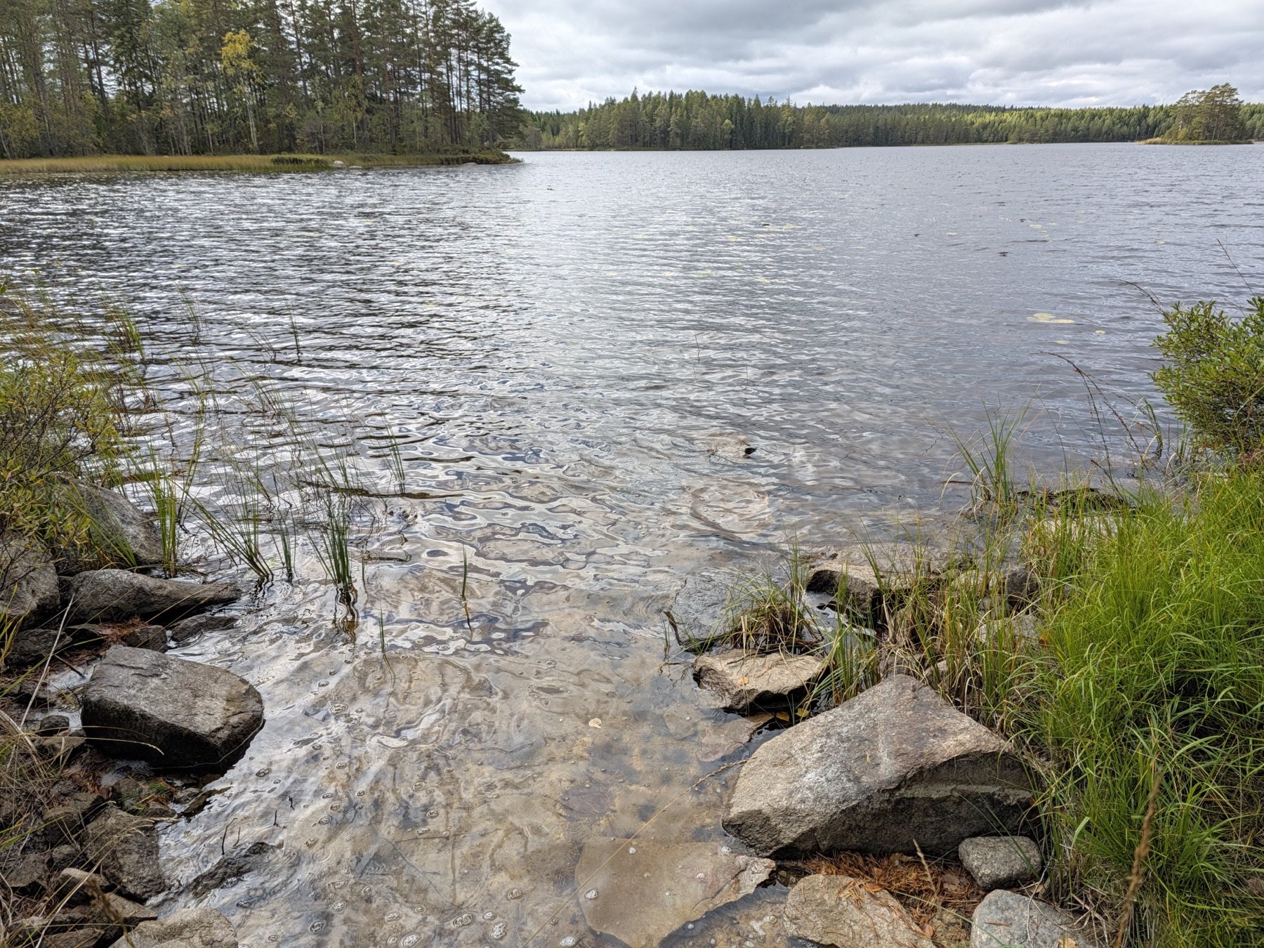 Vatten, stenar och en lugn fikaplats vid sjön